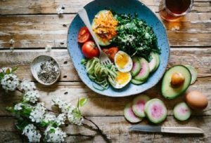 For many, following a restrictive diet for health is essential, but not easy. Here are 11 tips to make it easier and turn it into a habit.